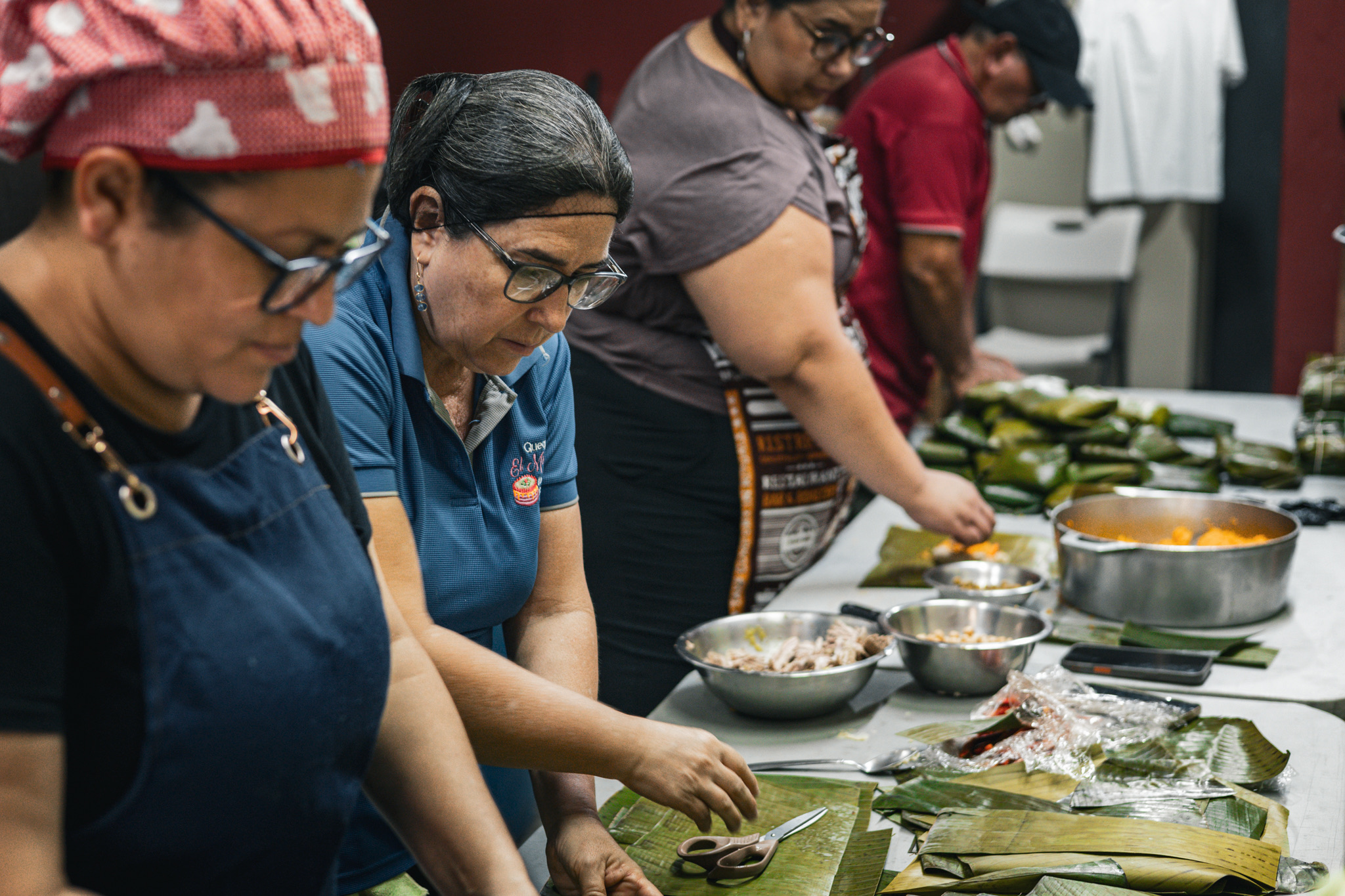 Equipo de Cafetería El Molino preparando tamales tradicionales